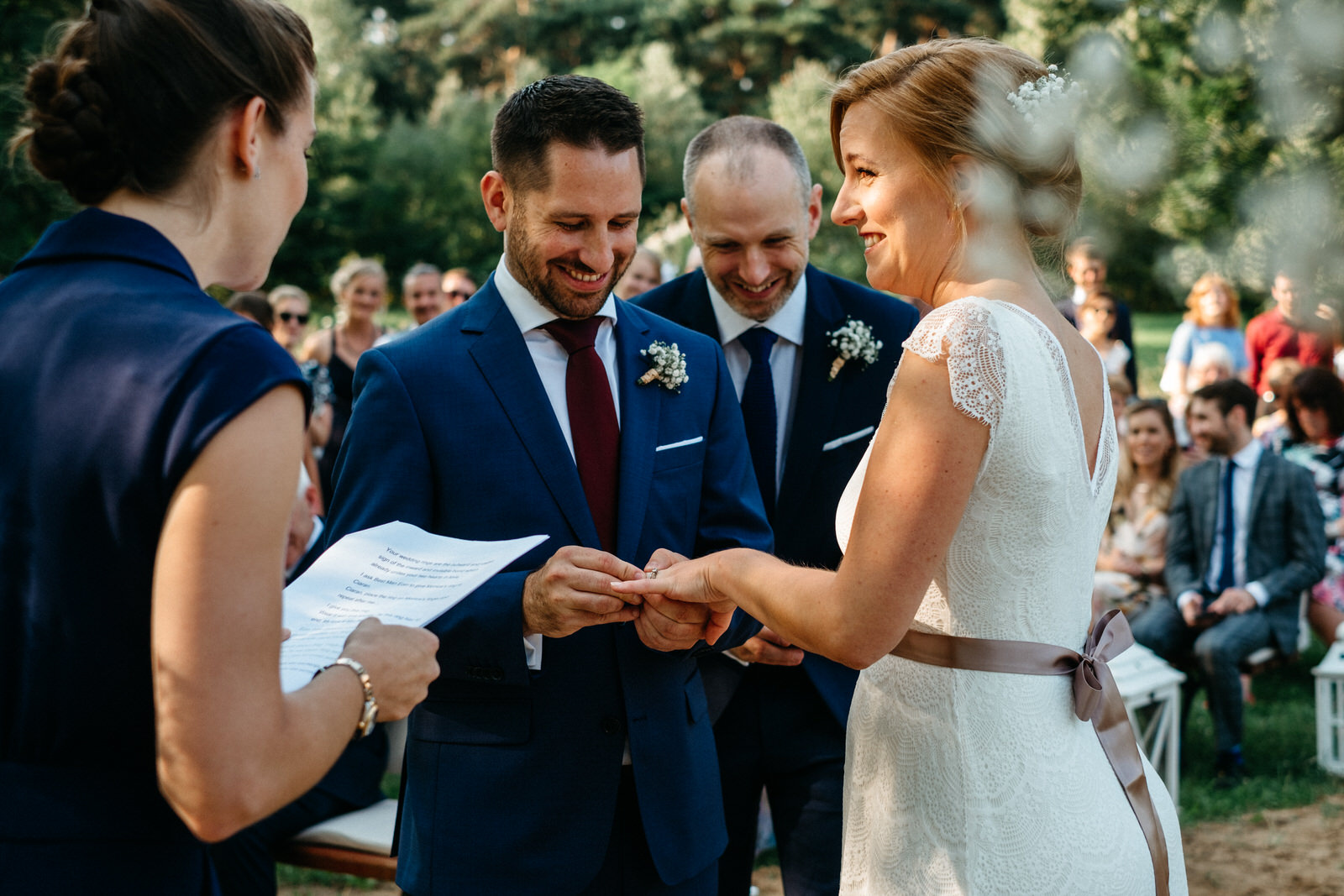 relaxed outdoor wedding ceremony